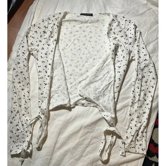 Brandy Melville True Wrap Crop Top OS Size S/M Floral Long Sleeve Boho Cottage - Picture 3 of 5